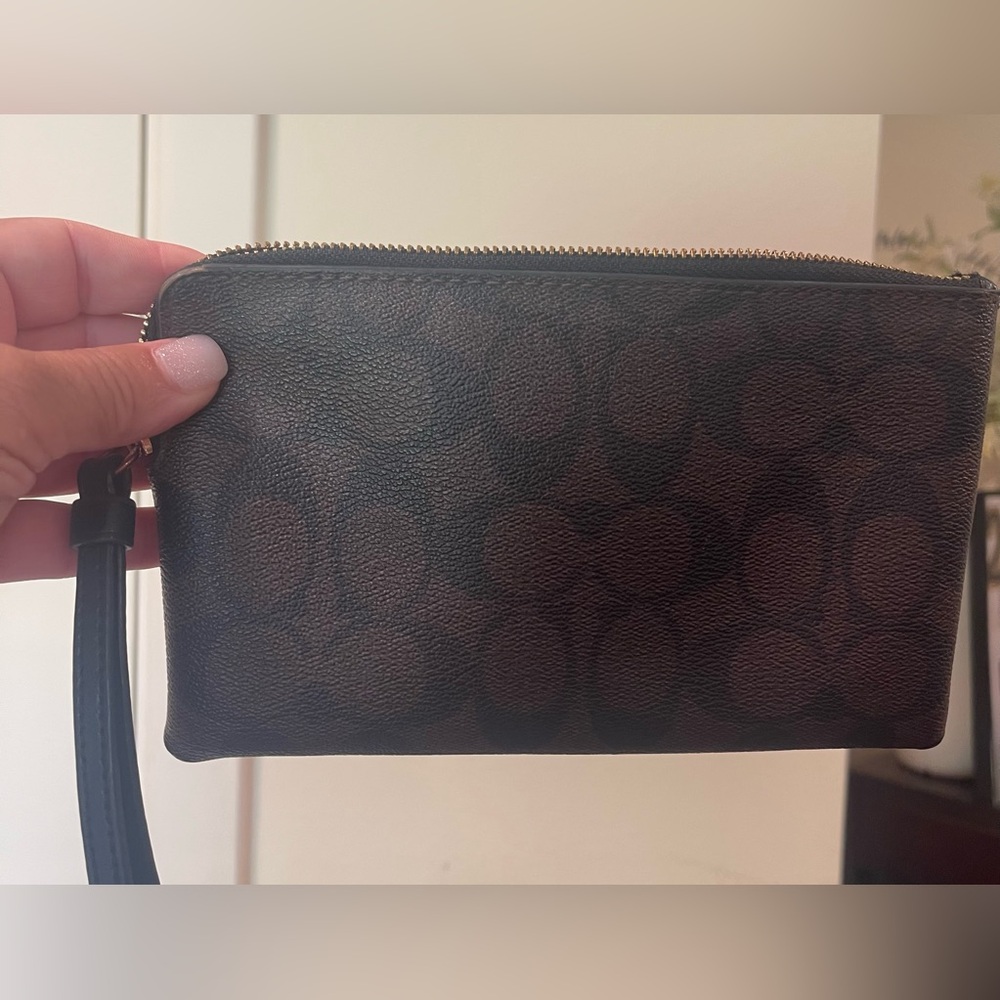 Coach large corner Signature C Wristlet ❤️🔥corner and strap peeling pics 5&7 - Picture 4 of 7